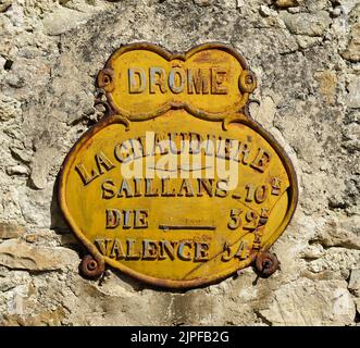 Vecchio segno di distanza su un muro a la Chaudiere nel dipartimento Drome, mostrando le distanze per Saillans, Die e Valence. Foto Stock