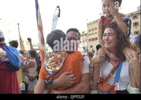 Siena, Italia. 17th agosto, 2022. Jockey Giovanni Atzeni noto come Tittìa e vi Contrada del Leocorno vince il suo trentesimo Palio di Siena mercoledì 17 agosto 2022. Foto di Rocco Spaziani/UPI Credit: UPI/Alamy Live News Foto Stock