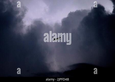 Dallas, Texas, Stati Uniti. 17th ago, 2022. Durante una tempesta di fulmini di lunga necessità, gli aerei continuano a viaggiare. 8/17/22 Dallas, Texas, Un aereo si porta all'aeroporto DFW di Dallas. (Credit Image: © Chris Rusanowsky/ZUMA Press Wire) Foto Stock