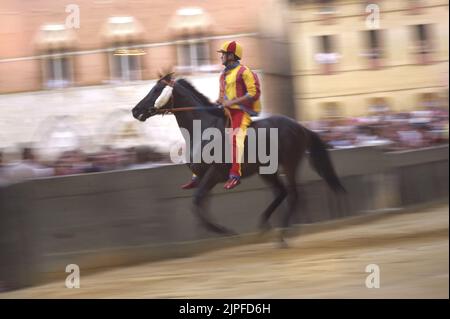 Siena, Italia. 17th agosto, 2022. I fantini si sfidano alla storica corsa di cavalli Palio di Siena 2022 di mercoledì 17 agosto 2022. Foto di Rocco Spaziani/UPI Credit: UPI/Alamy Live News Foto Stock