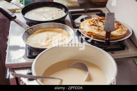 Facendo i pancake Foto Stock