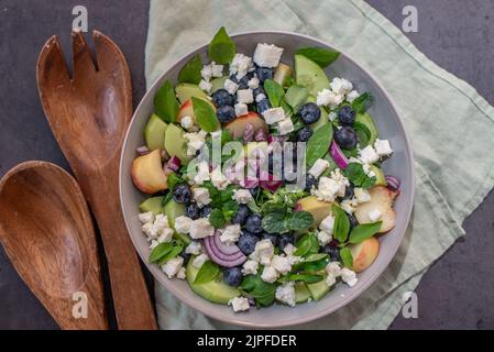 Pesca, insalata di mirtilli con verdure, formaggio feta Foto Stock