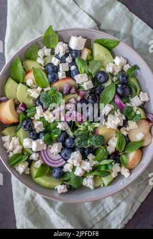 Pesca, insalata di mirtilli con verdure, formaggio feta Foto Stock