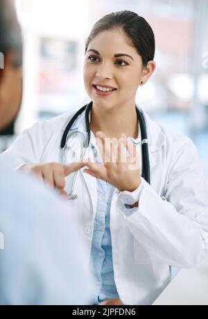 Segua il mio consiglio e youll essere sano di nuovo. Una giovane dottoressa che dà un consiglio del paziente durante una consultazione. Foto Stock