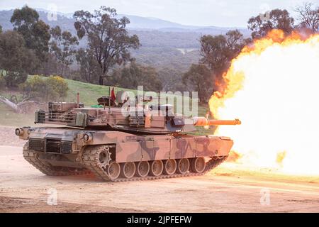 Un carro armato di Abrams spara durante una dimostrazione della potenza di fuoco dell'esercito per gli ospiti e le famiglie al Puckapunyal Range in Victoria. L'esercito australiano ha messo su un'esposizione della potenza di fuoco per gli ospiti e le famiglie alla gamma di Puckapunyal, Australia. L'esposizione comprendeva carri armati Adrams e la distilleria che sono stati sparati a bersagli in movimento e stazionari. Circa 400 persone hanno partecipato all'evento, dai bambini delle scuole elementari locali ai nonni dei soldati. Foto Stock