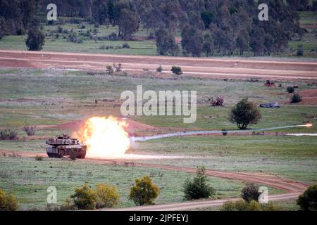 Puckapunyal, Australia. 05th ago, 2022. Un carro armato di Abrams spara durante una dimostrazione della potenza di fuoco dell'esercito per gli ospiti e le famiglie al Puckapunyal Range in Victoria. L'esercito australiano ha messo su un'esposizione della potenza di fuoco per gli ospiti e le famiglie alla gamma di Puckapunyal, Australia. L'esposizione comprendeva carri armati Adrams e la distilleria che sono stati sparati a bersagli in movimento e stazionari. Circa 400 persone hanno partecipato all'evento, dai bambini delle scuole elementari locali ai nonni dei soldati. (Foto di Michael Currie/SOPA Images/Sipa USA) Credit: Sipa USA/Alamy Live News Foto Stock