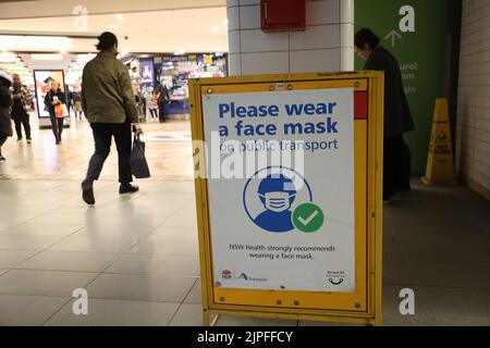 Sydney, Australia. 18th agosto 2022. Nonostante sia obbligatorio sui mezzi di trasporto pubblico, un cartello alla stazione ferroviaria del Municipio indica che sono solo fortemente consigliati. Credit: Richard Milnes/Alamy Live News Foto Stock
