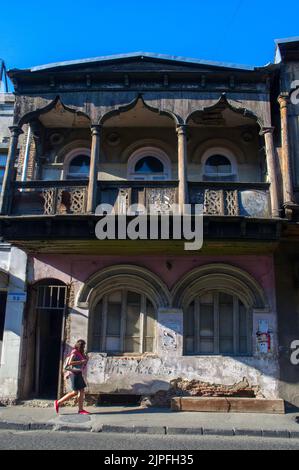 Le scarpe rosse di una giovane donna animano una scena di strada ad est del fiume Mktvari a Tbilisi, capitale della repubblica Caucasica di Georgia Foto Stock