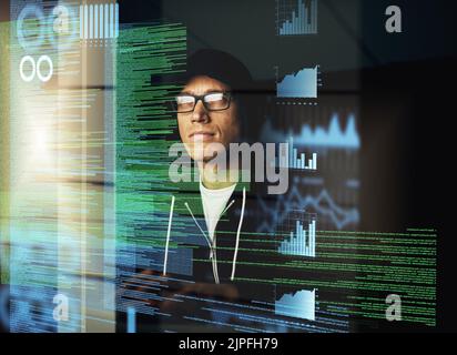 Hacking del vostro software dal suo ufficio. Un giovane hacker che scricchiolava un codice del computer al buio. Foto Stock