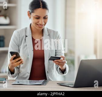 E-commerce, shopping online e carta di credito di una donna felice che fa operazioni bancarie sicure al telefono utilizzando l'app digitale ebank o il sito Web. Sorridente facendo shopping Foto Stock