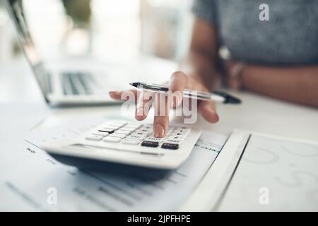 Pianificazione finanziaria, budget o gestione dei risparmi che calcolano spese, imposte o profitti aziendali con laptop, documenti o calcolatrice. Mani di primo piano di Foto Stock