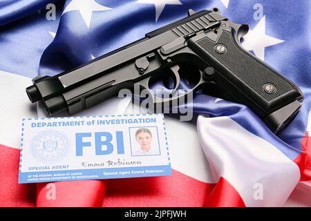 Documento dell'agente dell'FBI con pistola su bandiera degli Stati Uniti Foto Stock