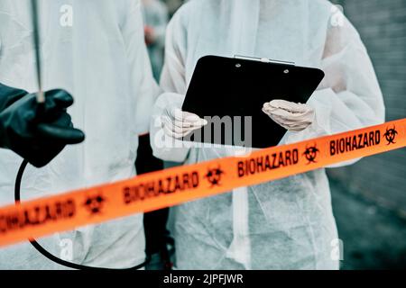 Covid, pandemie e medici di gruppo, scienziati o operatori sanitari che indossano dpi protettivi per prevenire la diffusione del virus nel sito di quarantena. Soccorritori Foto Stock