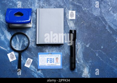 Notebook con documento dell'agente FBI e degli accessori su sfondo a colori Foto Stock