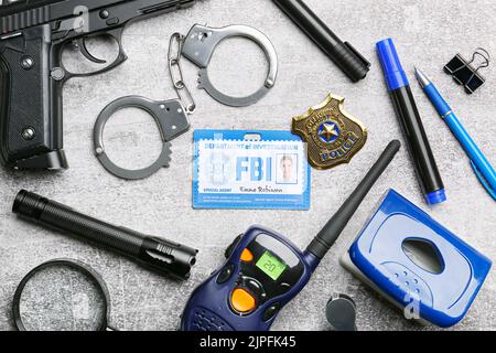 Documento di identificazione dell'agente FBI e degli accessori su sfondo grunge Foto Stock