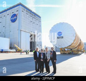 Kennedy Space Center, Florida, Stati Uniti. 8th Jan, 2020. Queste immagini mostrano come il team ha implementato il core stage completo per il razzo Space Launch System della NASA presso la sede di assemblaggio Michoud della NASA a New Orleans. Gli equipaggi hanno spostato l'hardware di volo per la prima missione Artemis nella chiatta Pegasus della NASA il 8 gennaio in preparazione della serie di test Green Run al centro spaziale Stennis della NASA vicino a Bay St. Louis, Mississippi. Pegasus, che è stato modificato per ferry SLS razzo hardware, trasporterà il core stage da Michoud a Stennis per la completa fase core Green Run serie di test. Foto Stock