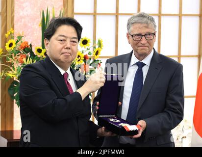 Tokyo, Giappone. 18th ago, 2022. Il fondatore di Microsoft e il co-presidente della Bill & Melinda Gates Foundation Bill Gates (R) riceve la decorazione del Grand Cordon dell'Ordine del Sol Levante dal ministro degli Esteri giapponese Yoshimasa Hayashi (L) presso l'ufficio di Hayashi a Tokyo giovedì 18 agosto 2022. Gates è stata premiata per il suo contributo al Giappone e al mondo per quanto riguarda la trasformazione tecnologica mondiale e il progresso della salute globale. Credit: Yoshio Tsunoda/AFLO/Alamy Live News Foto Stock