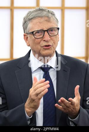 Tokyo, Giappone. 18th ago, 2022. Il fondatore di Microsoft e il co-presidente della Bill & Melinda Gates Foundation Bill Gates parla mentre riceve il Grand Cordon dell'Ordine del Sol Levante dal ministro degli Esteri giapponese Yoshimasa Hayashi presso l'ufficio di Hayashi a Tokyo giovedì 18 agosto 2022. Gates è stata premiata per il suo contributo al Giappone e al mondo per quanto riguarda la trasformazione tecnologica mondiale e il progresso della salute globale. Credit: Yoshio Tsunoda/AFLO/Alamy Live News Foto Stock