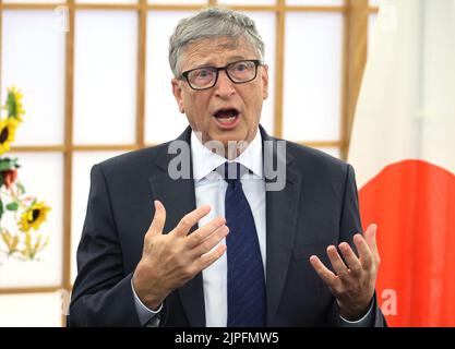 Tokyo, Giappone. 18th ago, 2022. Il fondatore di Microsoft e il co-presidente della Bill & Melinda Gates Foundation Bill Gates parla mentre riceve il Grand Cordon dell'Ordine del Sol Levante dal ministro degli Esteri giapponese Yoshimasa Hayashi presso l'ufficio di Hayashi a Tokyo giovedì 18 agosto 2022. Gates è stata premiata per il suo contributo al Giappone e al mondo per quanto riguarda la trasformazione tecnologica mondiale e il progresso della salute globale. Credit: Yoshio Tsunoda/AFLO/Alamy Live News Foto Stock