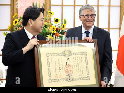 Tokyo, Giappone. 18th ago, 2022. Il fondatore di Microsoft e il co-presidente della Bill & Melinda Gates Foundation Bill Gates (R) riceve il diploma del Grand Cordon dell'Ordine del Sol Levante dal ministro degli Esteri giapponese Yoshimasa Hayashi (L) presso l'ufficio di Hayashi a Tokyo giovedì 18 agosto 2022. Gates è stata premiata per il suo contributo al Giappone e al mondo per quanto riguarda la trasformazione tecnologica mondiale e il progresso della salute globale. Credit: Yoshio Tsunoda/AFLO/Alamy Live News Foto Stock