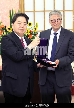 Tokyo, Giappone. 18th ago, 2022. Il fondatore di Microsoft e il co-presidente della Bill & Melinda Gates Foundation Bill Gates (R) riceve la decorazione del Grand Cordon dell'Ordine del Sol Levante dal ministro degli Esteri giapponese Yoshimasa Hayashi (L) presso l'ufficio di Hayashi a Tokyo giovedì 18 agosto 2022. Gates è stata premiata per il suo contributo al Giappone e al mondo per quanto riguarda la trasformazione tecnologica mondiale e il progresso della salute globale. Credit: Yoshio Tsunoda/AFLO/Alamy Live News Foto Stock