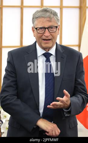 Tokyo, Giappone. 18th ago, 2022. Il fondatore di Microsoft e il co-presidente della Bill & Melinda Gates Foundation Bill Gates parla mentre riceve il Grand Cordon dell'Ordine del Sol Levante dal ministro degli Esteri giapponese Yoshimasa Hayashi presso l'ufficio di Hayashi a Tokyo giovedì 18 agosto 2022. Gates è stata premiata per il suo contributo al Giappone e al mondo per quanto riguarda la trasformazione tecnologica mondiale e il progresso della salute globale. Credit: Yoshio Tsunoda/AFLO/Alamy Live News Foto Stock