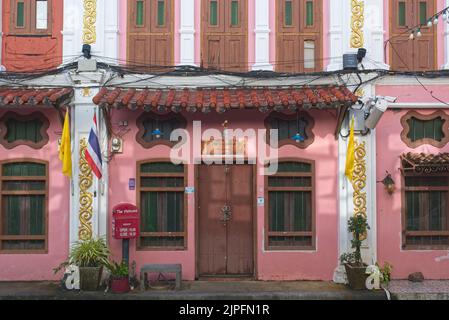 Botteghe tradizionali sino-portoghesi (Peranakan) a Soi Rommanee (Romanni / Romanee) nella zona della Città Vecchia (Chinatown) di Phuket, Thailandia Foto Stock