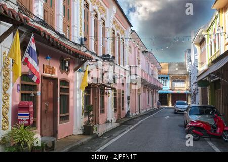 Botteghe sino-portoghesi (Peranakan) a Soi Rommanee (Romanni / Romanee / Rommani) nella zona della Città Vecchia (Chinatown) di Phuket, Thailandia Foto Stock