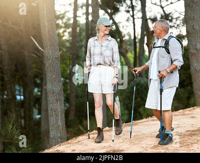 Escursioni, avventure ed esplorazioni con una coppia anziana o amici che si divertono, si allenano e si divertono all'aria aperta. Camminare, scoprire e viaggiare Foto Stock