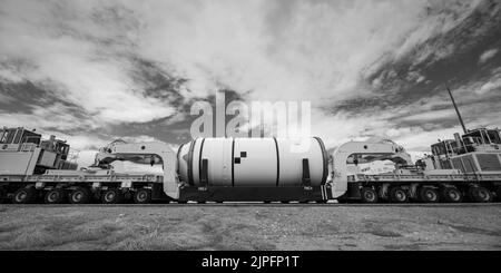 Kennedy Space Center, Florida, Stati Uniti. 26th maggio, 2020. Mentre si alza dal piazzale di lancio per le missioni Artemis i, il razzo Space Launch System (SLS) della NASA è alimentato da due potenti razzi. Le parti critiche del booster si dirigeranno presto al Kennedy Space Center della NASA in Florida in preparazione al lancio di Artemis I. I trasportatori specializzati spostano ciascuno dei 10 segmenti di motori a razzo solidi dalla struttura Northrop Grumman nel loro promontorio Point, Utah, ad un punto di partenza dove partiranno per il Kennedy Space Center della NASA in Florida. Il viaggio attraverso il paese è una pietra miliare importante Foto Stock