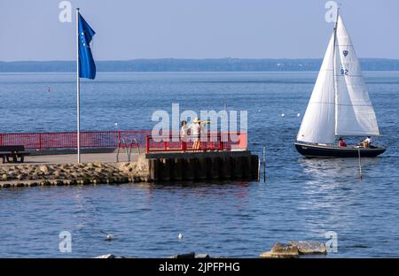 16 agosto 2022, Meclemburgo-Pomerania occidentale, Ueckermünde: La spiaggia della laguna di Szczecin è molto frequentata, nonostante gli avvertimenti sull'inquinamento idrico del fiume Oder. Dopo la massiccia uccisione di pesci nel fiume Oder, il governo statale del Meclemburgo-Pomerania occidentale consiglia di non nuotare in diversi punti di balneazione. Si tratta di una misura precauzionale, ha detto. Foto: Jens Büttner/dpa Foto Stock