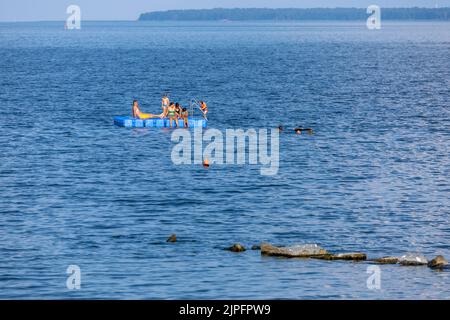 16 agosto 2022, Meclemburgo-Pomerania occidentale, Ueckermünde: La spiaggia della laguna di Szczecin è molto frequentata, nonostante gli avvertimenti sull'inquinamento idrico del fiume Oder. Dopo la massiccia uccisione di pesci nel fiume Oder, il governo statale del Meclemburgo-Pomerania occidentale consiglia di non nuotare in diversi punti di balneazione. Si tratta di una misura precauzionale, ha detto. Foto: Jens Büttner/dpa Foto Stock