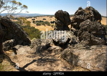 Il Monte Diogenes (roccia sospesa) offre molte viste rocciose, della montagna e della campagna circostante. Le rocce sono trachite, una specie di lava. Foto Stock