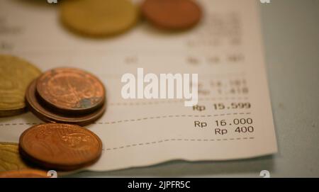 Calcolo della ricevuta di pagamento con rupiah indonesiana in tabella sporca Foto Stock