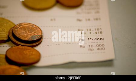 Chiudere il calcolo della ricevuta di pagamento con Indonesia rupia Foto Stock