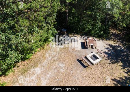 Vista dall'alto del campfire e panche in legno con tavolo, posto di riposo nella foresta, Becsi-domb, Sopron, Ungheria Foto Stock