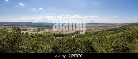 Guardando ad ovest dalla torre panoramica di Hubertus, la nuova strada n. Svincolo 84 in costruzione, Sopron, Ungheria Foto Stock