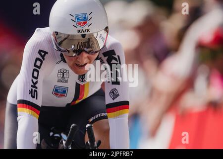 17 agosto 2022, Baviera, Fürstenfeldbruck: Campionati europei, Campionato europeo, ciclismo, strada, prova individuale, donne. Lisa Brennauer (Germania) al traguardo. Foto: Marius Becker/dpa Foto Stock