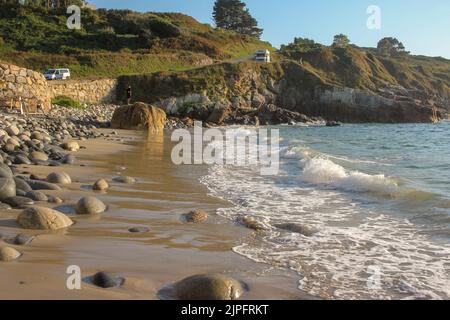 Spiaggia rocciosa e solitaria con acqua fredda nel mare Cantabrico Foto Stock