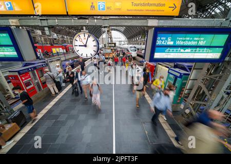 17 agosto 2022, Hessen, Francoforte sul meno: I viaggiatori passano attraverso la stazione principale della metropoli principale. Foto: Andreas Arnold/dpa Foto Stock