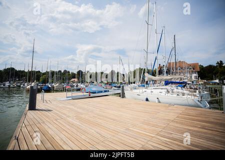 Berlino, Germania. 17th ago, 2022. La piattaforma galleggiante senza barriere dell'associazione 'Sablerhaus am Wannsee', che consente ai marinai di salire a bordo più facilmente. Dopo le Olimpiadi speciali del mondo 2023 a Berlino, la piattaforma, che costa 200.000 euro, sarà smantellata per lo stesso denaro perché, secondo le autorità distrettuali, getta ombre sull'acqua e danneggia i pesci. Credit: Christoph Soeder/dpa/Alamy Live News Foto Stock