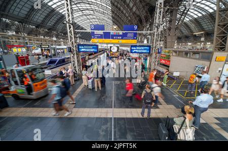 17 agosto 2022, Hessen, Francoforte sul meno: I viaggiatori passano attraverso la stazione principale della metropoli principale. Foto: Andreas Arnold/dpa Foto Stock