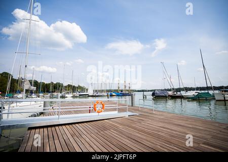 Berlino, Germania. 17th ago, 2022. La piattaforma galleggiante senza barriere dell'associazione 'Sablerhaus am Wannsee', che consente ai marinai di salire a bordo più facilmente. Dopo le Olimpiadi speciali del mondo 2023 a Berlino, la piattaforma, che costa 200.000 euro, sarà smantellata per lo stesso denaro perché, secondo le autorità distrettuali, getta ombre sull'acqua e danneggia i pesci. Credit: Christoph Soeder/dpa/Alamy Live News Foto Stock