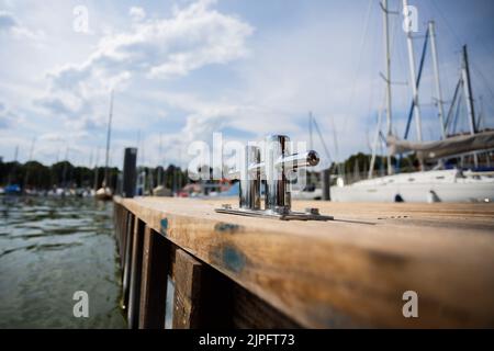 Berlino, Germania. 17th ago, 2022. La piattaforma galleggiante senza barriere dell'associazione 'Sablerhaus am Wannsee', che consente ai marinai di salire a bordo più facilmente. Dopo le Olimpiadi speciali del mondo 2023 a Berlino, la piattaforma, che costa 200.000 euro, sarà smantellata per lo stesso denaro perché, secondo le autorità distrettuali, getta ombre sull'acqua e danneggia i pesci. Credit: Christoph Soeder/dpa/Alamy Live News Foto Stock