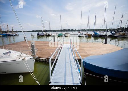 Berlino, Germania. 17th ago, 2022. La piattaforma galleggiante senza barriere dell'associazione 'Sablerhaus am Wannsee', che consente ai marinai di salire a bordo più facilmente. Dopo le Olimpiadi speciali del mondo 2023 a Berlino, la piattaforma, che costa 200.000 euro, sarà smantellata per lo stesso denaro perché, secondo le autorità distrettuali, getta ombre sull'acqua e danneggia i pesci. Credit: Christoph Soeder/dpa/Alamy Live News Foto Stock