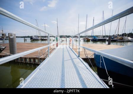 Berlino, Germania. 17th ago, 2022. La piattaforma galleggiante senza barriere dell'associazione 'Sablerhaus am Wannsee', che consente ai marinai di salire a bordo più facilmente. Dopo le Olimpiadi speciali del mondo 2023 a Berlino, la piattaforma, che costa 200.000 euro, sarà smantellata per lo stesso denaro perché, secondo le autorità distrettuali, getta ombre sull'acqua e danneggia i pesci. Credit: Christoph Soeder/dpa/Alamy Live News Foto Stock