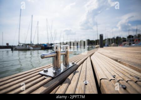 Berlino, Germania. 17th ago, 2022. La piattaforma galleggiante senza barriere dell'associazione 'Sablerhaus am Wannsee', che consente ai marinai di salire a bordo più facilmente. Dopo le Olimpiadi speciali del mondo 2023 a Berlino, la piattaforma, che costa 200.000 euro, sarà smantellata per lo stesso denaro perché, secondo le autorità distrettuali, getta ombre sull'acqua e danneggia i pesci. Credit: Christoph Soeder/dpa/Alamy Live News Foto Stock