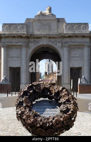 YPRES, BELGIO - 10 AGOSTO 2022: Vista della porta Menin (Menenpoort) con i fabbri e i guerrieri forgiato corona di papavero memoriale nel forgrou Foto Stock