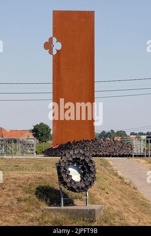 LANGEMARK, BELGIO - 10 AGOSTO 2022: Il Poppy Cenotaph installato accanto al cimitero di Germsan nel 2016 Foto Stock