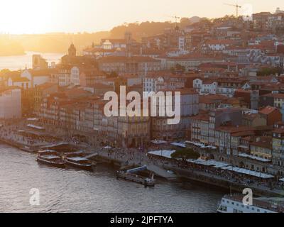 Vista sopraelevata del quartiere di Ribeira e del fiume Douro a Porto, Portogallo. Le barche sono ormeggiate nel porto. Foto Stock